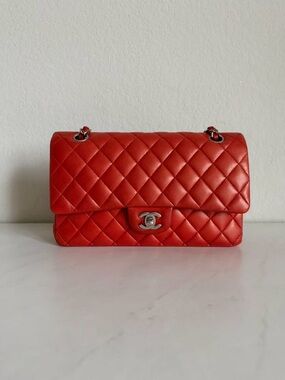 Authentic Chanel Classic Quilted Lambskin Flap Bag Medium size in Red❤️